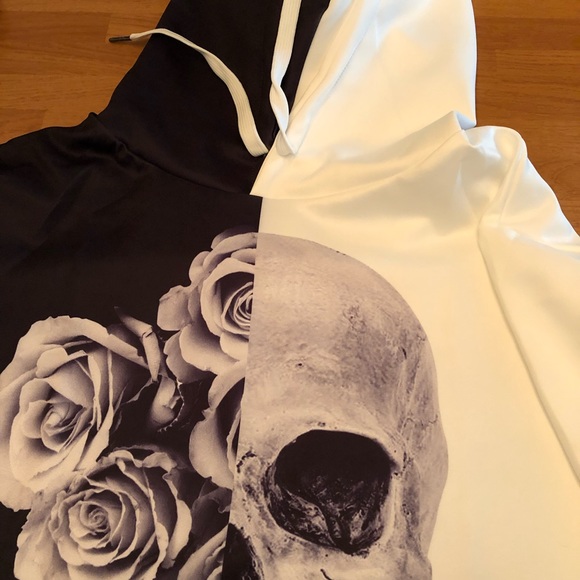 🚫SOLD🚫 Black & white skull & roses hoodie top - Picture 4 of 6